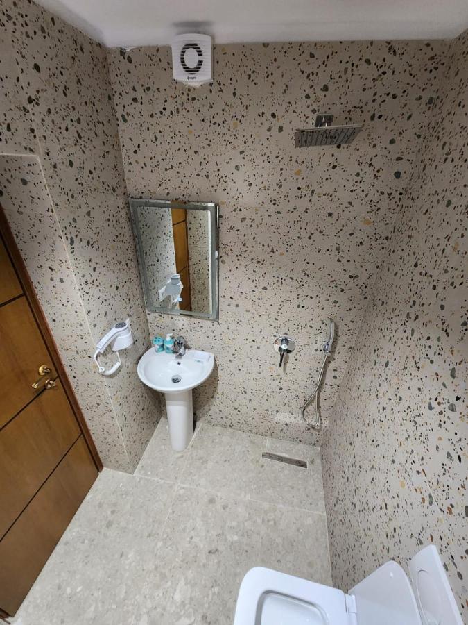 Pietro Guesthouse 2 Tirana Esterno foto